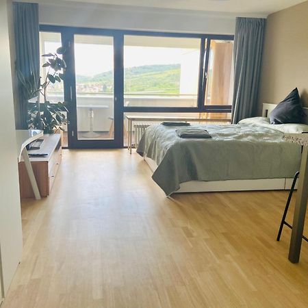 Freshly Renovated Studio Apartment - Top Location In Weinstadt Eksteriør bilde