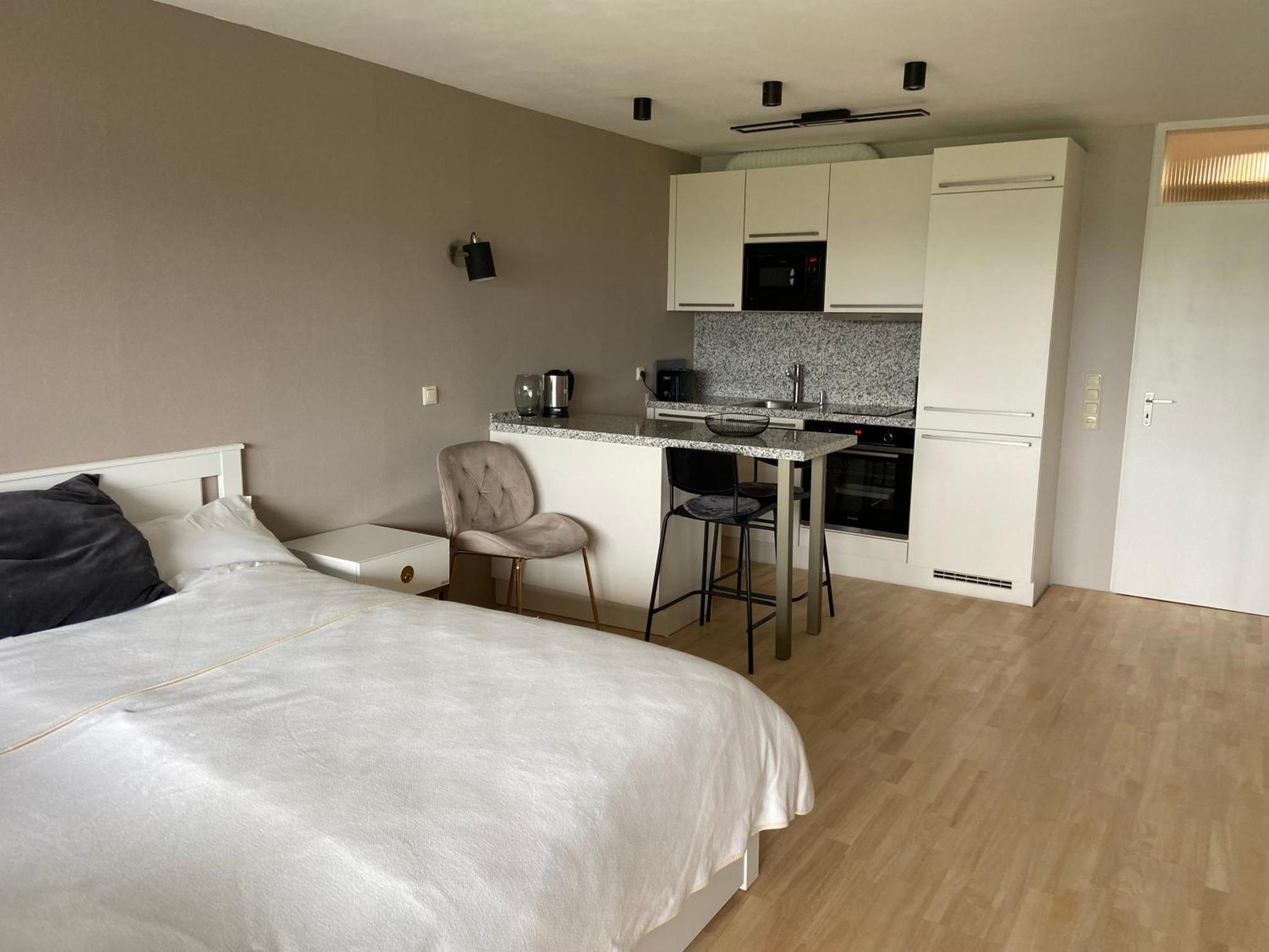 Freshly Renovated Studio Apartment - Top Location In Weinstadt Eksteriør bilde