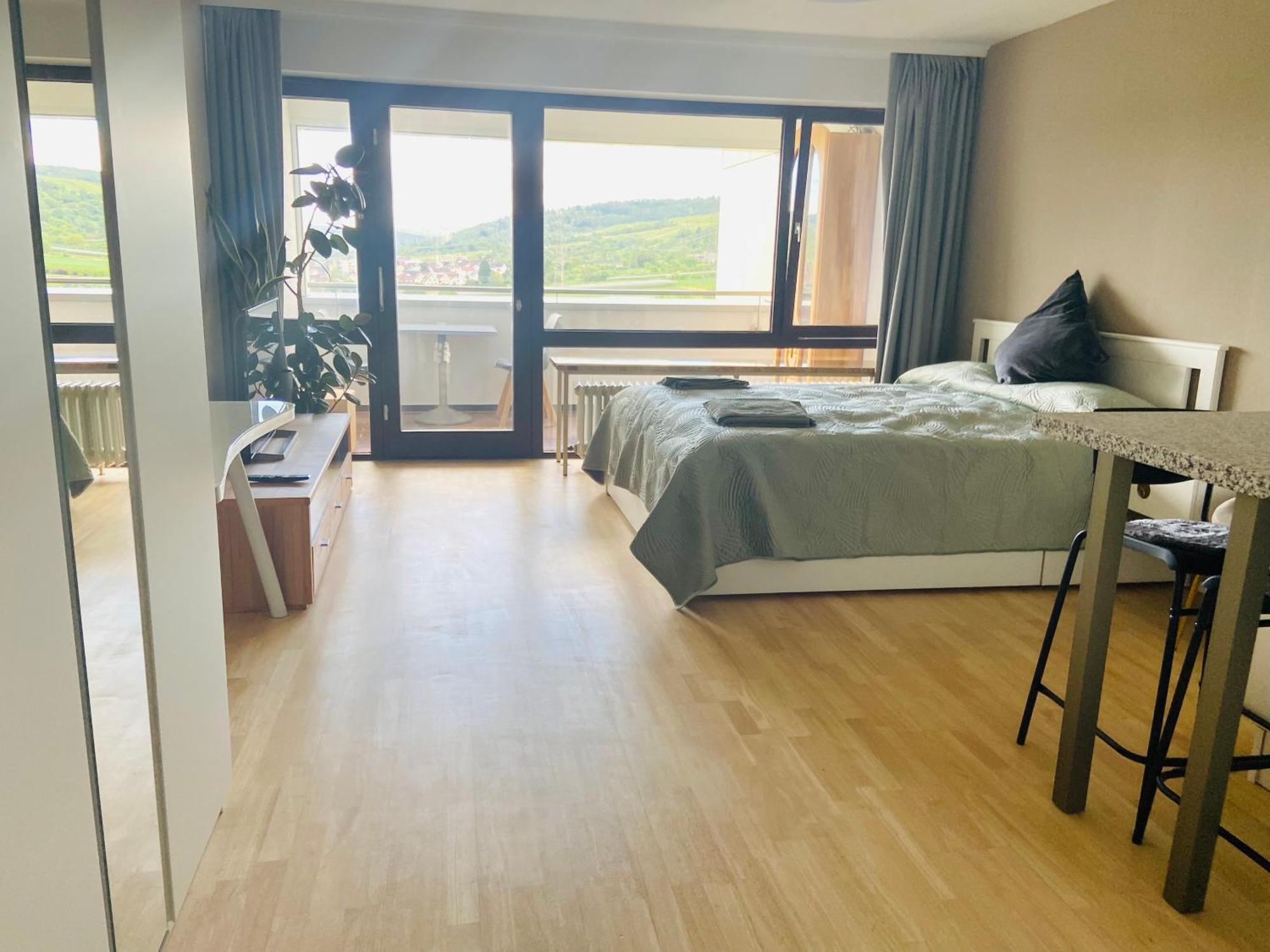 Freshly Renovated Studio Apartment - Top Location In Weinstadt Eksteriør bilde